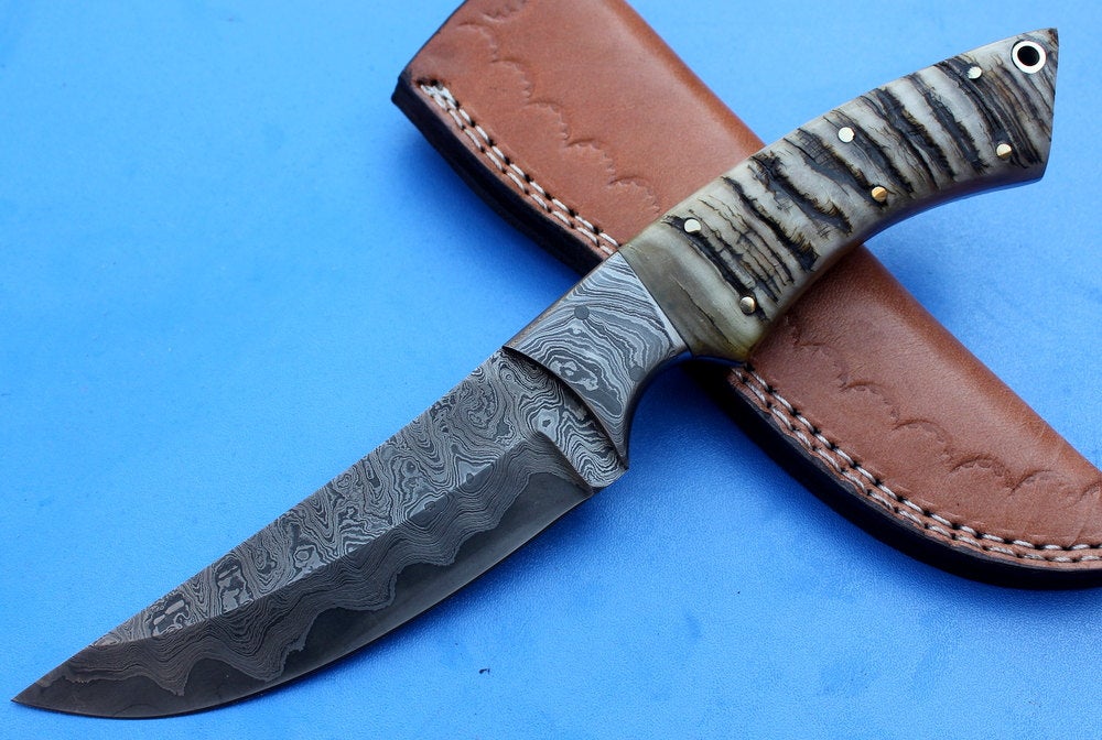 HTS-95  Damascus Knife custom handmade Skinner / Ram Horn handle / Great quality / Sanmai Pattern