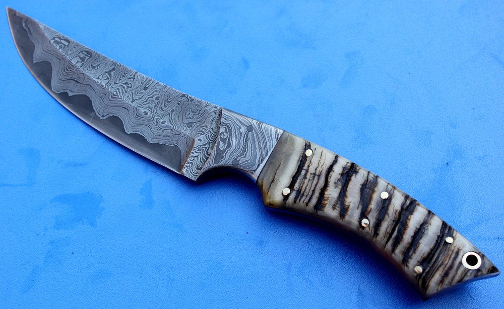 HTS-95  Damascus Knife custom handmade Skinner / Ram Horn handle / Great quality / Sanmai Pattern