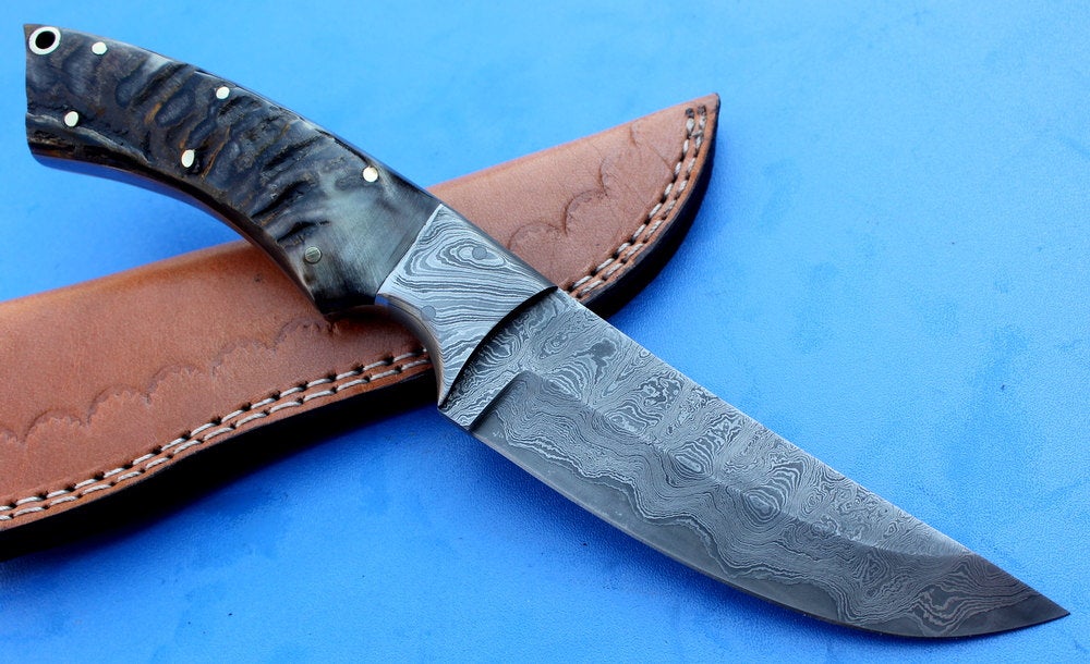 HTS-95  Damascus Knife custom handmade Skinner / Ram Horn handle / Great quality / Sanmai Pattern