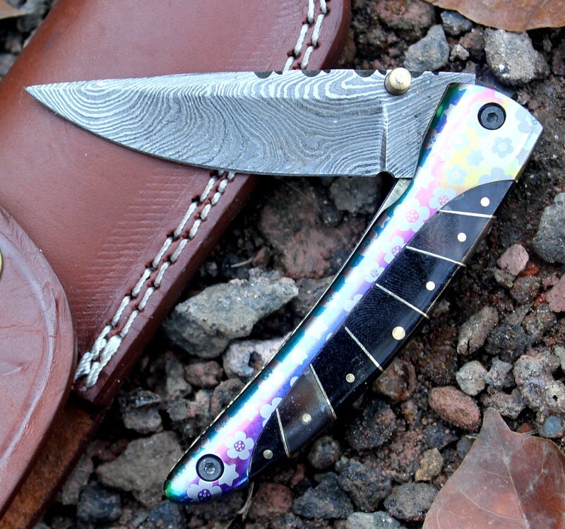 HTK-242 Damascus Knife custom handmade Folder / Buffalo Horn handle / Damascus bolsters