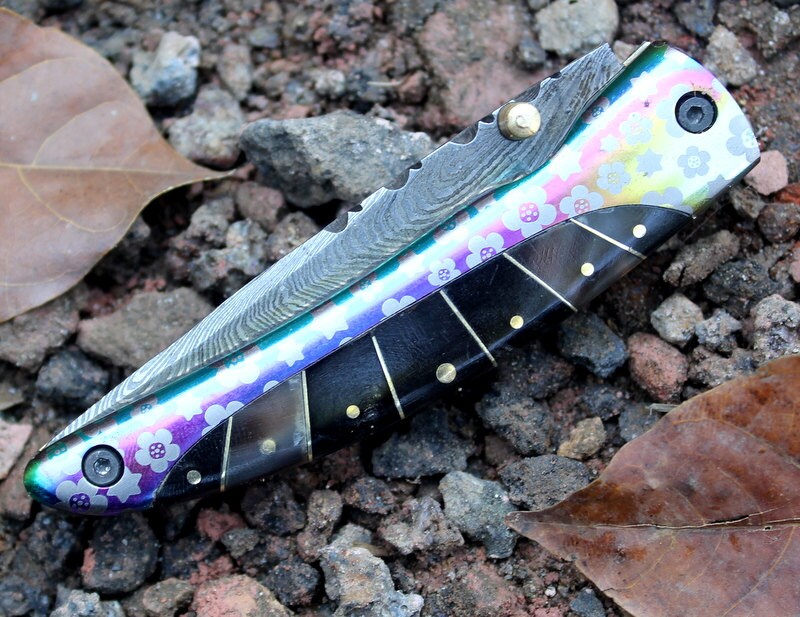 HTK-242 Damascus Knife custom handmade Folder / Buffalo Horn handle / Damascus bolsters